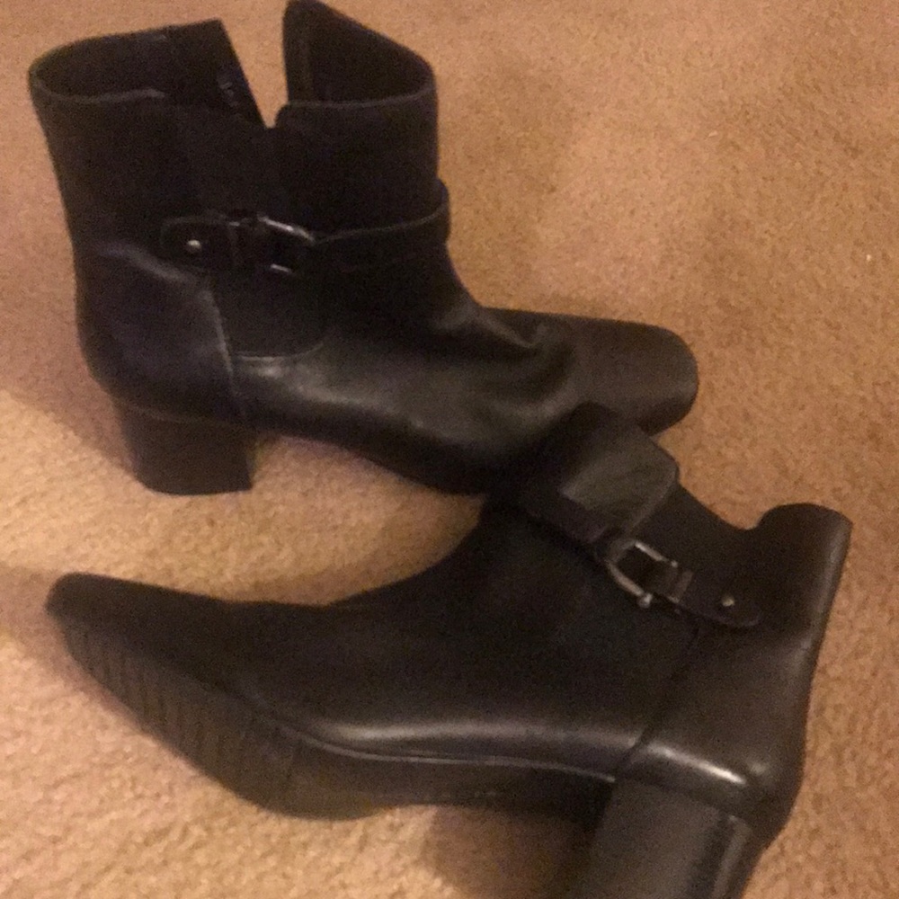 Bandolino Black Leather Booties
